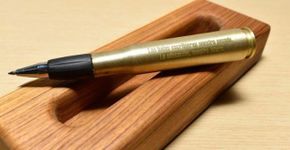 Caneta feita com projétil é símbolo do acordo de paz na Colômbia