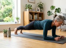 Featured side: Cinco exercícios para fazer em casa que definem o abdômen mais rápido do que na academia depois dos 50 anos