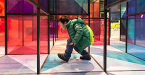 Na China, museu convida criança a descobrir propriedades do vidro