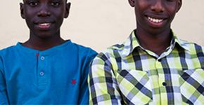 Garotos africanos melhoram agricultura com ‘titica’ de galinha