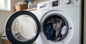 A máquina de lavar termina o ciclo, mas a roupa ainda sai muito molhada: veja o que observar
