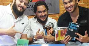Professores ensinam de graça em talk show divertido no Facebook