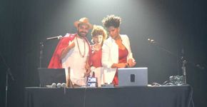 Livro comemorativo dos 30 anos da ELT terá lançamento nesta quarta com projeção de show no Sesc Santo André