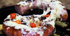 Linguiça na cachaça com parmesão e pimenta biquinho