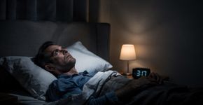 O que significa acordar no meio da noite sem explicação?