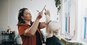 Cortar as pontas pode deixar o cabelo mais volumoso? Entenda o que causa essa impressão