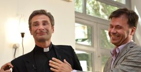 Padre declara ser gay e é “demitido” pelo Vaticano