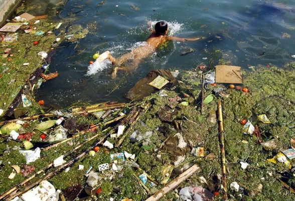Criança nada em Pingba (Foto: Reuters)