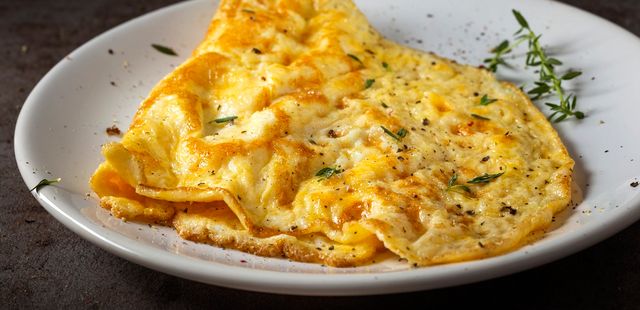 Omelete mediterrâneo delicioso para o café da manhã