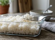 Featured side: O que fazer para o arroz não empedrar e ficar soltinho depois de frio na geladeira?