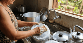Eu substituí o detergente comum por sabão de coco em barra, e te digo qual e melhor