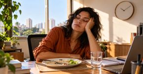Seu corpo parece “desligar” depois do almoço? A sonolência frequente não significa diabetes, mas pode justificar uma avaliação quando surge com outros sinais