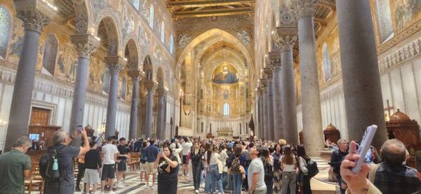A igreja é famosa por seus impressionantes mosaicos de ouro bizantinos que cobrem quase todo o seu interior