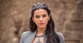 Bruna Marquezine rebate internauta que a comparou à Marina Silva