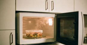 4 erros ao esquentar comida no micro-ondas que passam despercebidos