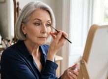 Featured side: Para abrir o olhar a partir dos 50/60 anos, aplique na raiz dos cílios uma sombra de olhos de cor marrom ou bordô como se fosse um delineador