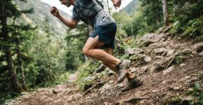 Caminhar em subida exige mais do corpo do que percorrer a mesma distância no plano, e o ritmo precisa acompanhar o terreno