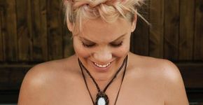 Pink aparece de topless e mostra o barrigão de grávida