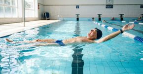 Os instrutores de natação concordam: “A partir dos 60 anos, o melhor exercício para fortalecer o corpo todo, incluindo os braços e as pernas, é o nado costas.”