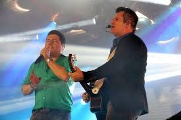 Nome artístico: Bruno & Marrone / Nome verdadeiro: Vinícius Félix de Miranda e José Roberto Ferreira