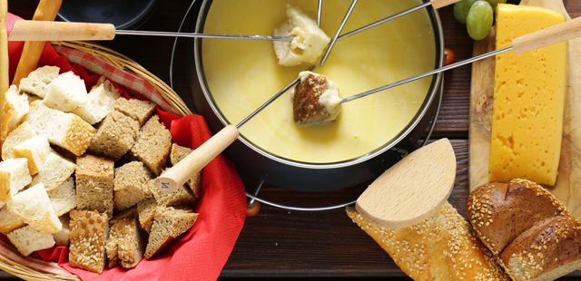 Fondue de queijo é um clássico e é maravilhoso!