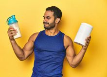 Featured side: O que é supplement stacking ? Entenda a prática e veja os cuidados ao combinar vários suplementos