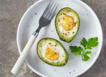 Featured side: Esta receita quente de abacate com ovo é fácil de preparar e surpreende pelo sabor