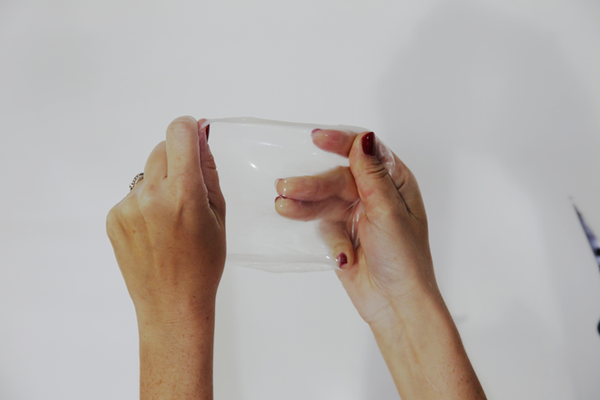 Coloque a camisinha aberta sobre a vagina da parceira, isso protegerá vocês de possível contágio durante o sexo oral