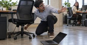 Funcionário deixou o notebook da empresa cair durante o expediente, assumiu que teria de pagar pelo prejuízo e só questionou a situação quando viu quanto havia desaparecido do salário no fim do mês