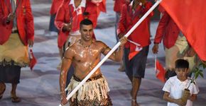 Atleta de Tonga explica por que teve o corpo besuntado de óleo