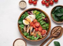 Featured side: Jantar completo sem complicação: aprenda a fazer essa salada proteica com frango, abacate e ovo