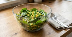 Jogar ervilhas, milho ou outros vegetais congelados diretamente em uma salada parece apenas uma forma rápida de descongelá-los, mas no Reino Unido a orientação é conferir a embalagem e cozinhar os produtos quando isso for indicado antes do consumo