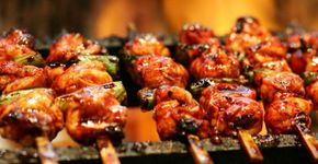 Churrasquinho japonês e sushis são servidos no ‘Comida de Rua, né?’