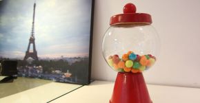 Vaso de cerâmica e aquário viram um baleiro retrô