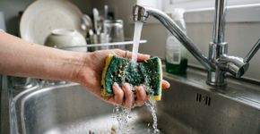 A esponja ficou com restos de comida presos entre as fibras? Este cuidado pode ajudar