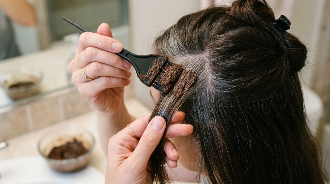 A tonalidade tende a perder intensidade conforme o cabelo entra em contato com shampoo, água e atrito.