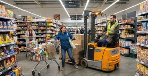 Supermercado deixa funcionário circular com equipamento de carga no meio dos clientes, uma consumidora é atingida durante as compras e o acidente pode transformar uma tarefa rotineira em indenização de R$ 20 mil