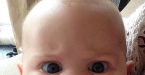 Concurso escolhe o bebê com a expressão mais inusitada fazendo o número 2