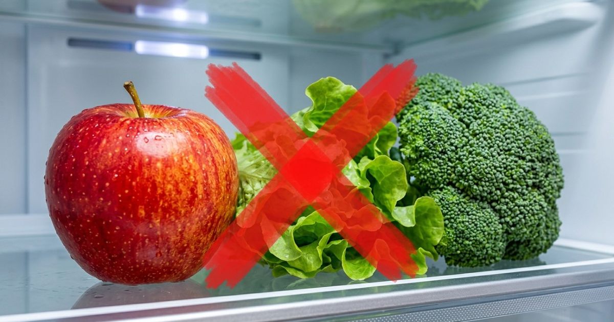 Colocar maçãs junto de outros vegetais na geladeira pode encurtar a conservação deles: a fruta libera etileno, gás capaz de acelerar alterações e amadurecimento de produtos sensíveis