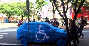 Carro em vaga para pessoas com deficiência é coberto de papéis autocolantes