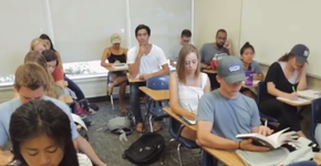 Jovem acha melhor maneira de esconder que está dormindo em sala