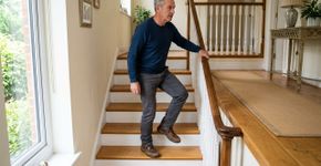 Os treinadores concordam: “A partir dos 50 anos, exercícios como subir escadas e levantar-se de uma cadeira ganham uma relevância especial para conservar a força e a mobilidade.”
