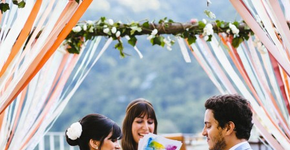 Ela ganha a vida celebrando casamentos muito especiais