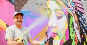 Artista daltônico faz painel de grafite na Câmara de Ribeirão Pires