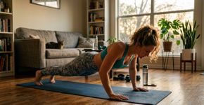 Treino simples para fazer em casa: 2 exercícios com o peso do corpo que trabalham pernas, braços e abdômen