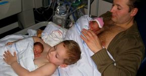 Método Canguru: em foto, pai e filho cuidam de bebês gêmeos prematuros