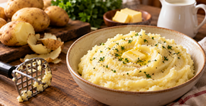 Purê de batata fica mais elástico quando é batido demais porque o movimento libera mais amido, por isso amassar suavemente muda o resultado