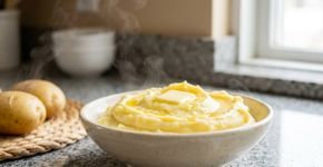Cozinheiros concordam: “O purê de batatas fica mais cremoso e saboroso quando as batatas são cozidas com casca em bastante água e amassadas à mão”
