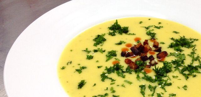 Caldo de aipim com bacon e calabresa vai aquecer sua alma