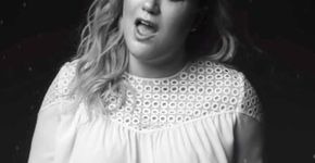 Kelly Clarkson responde a pessoa que a chamou de gorda no Twitter